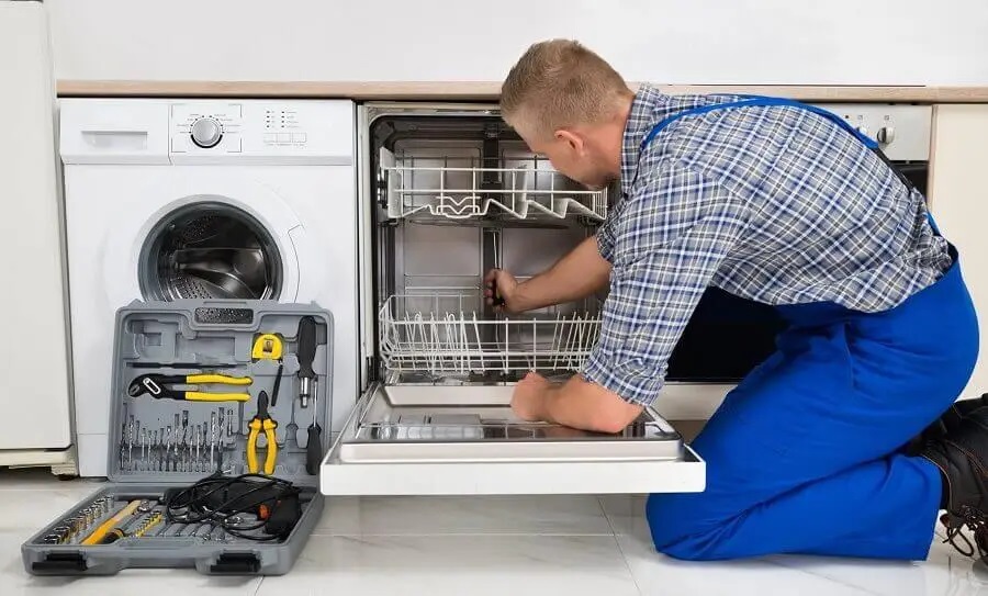 Başiskele Liebherr servisi teknisyen ekibi beyaz eşya tamiri yaparken